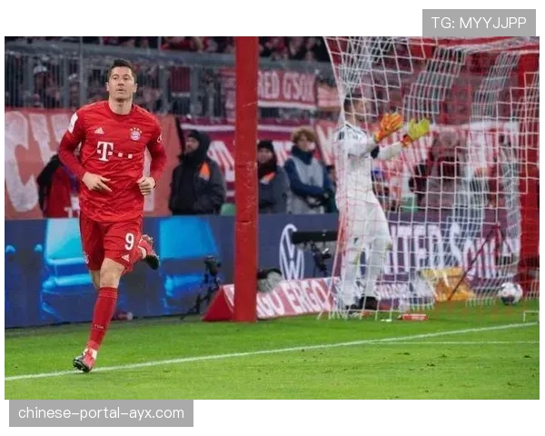 德甲争冠战：多特蒙德后卫施洛特贝克自摆乌龙，拜仁主场暂时领先