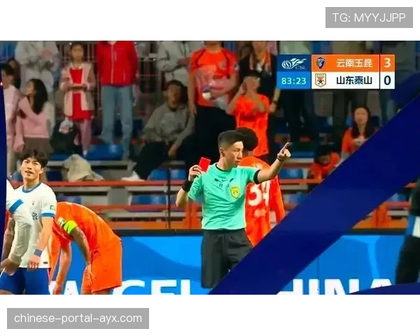 争议瞬间:主裁判因认为对方“故意拖延节奏”向门将出示黄牌